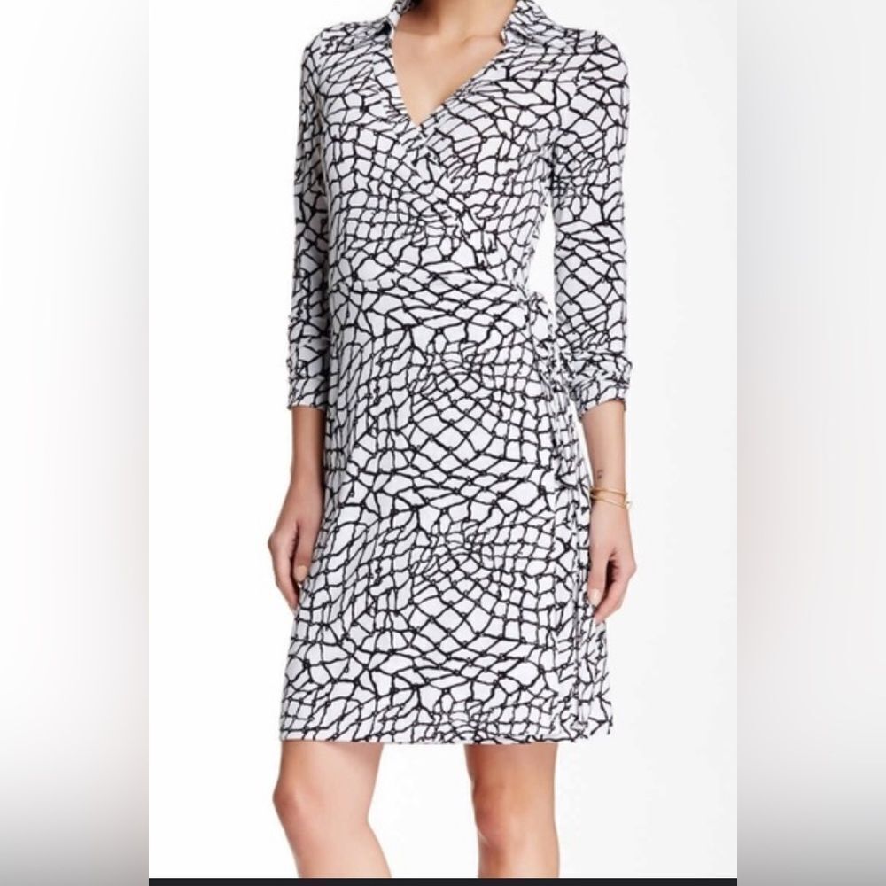 NWOT Vertigo Paris Women’s Black White Geometric Patterned Wrap Dress- Size L